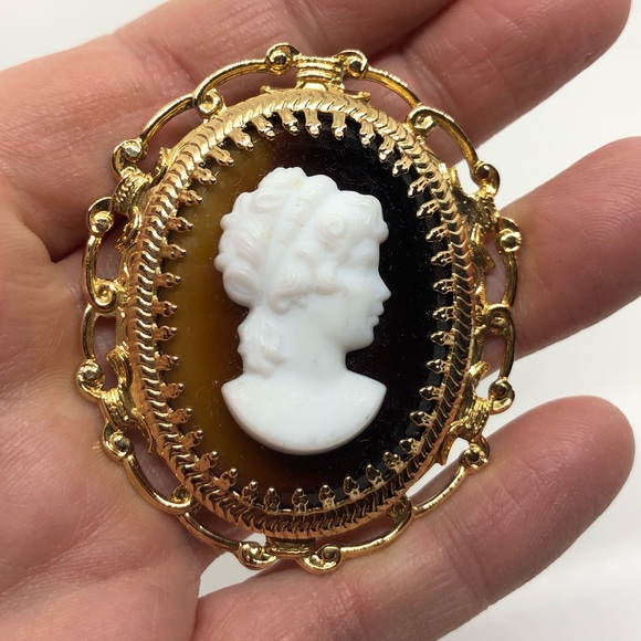 Vintage Jewelry - Vintage Gold, Tortoiseshell & White Cameo Pin